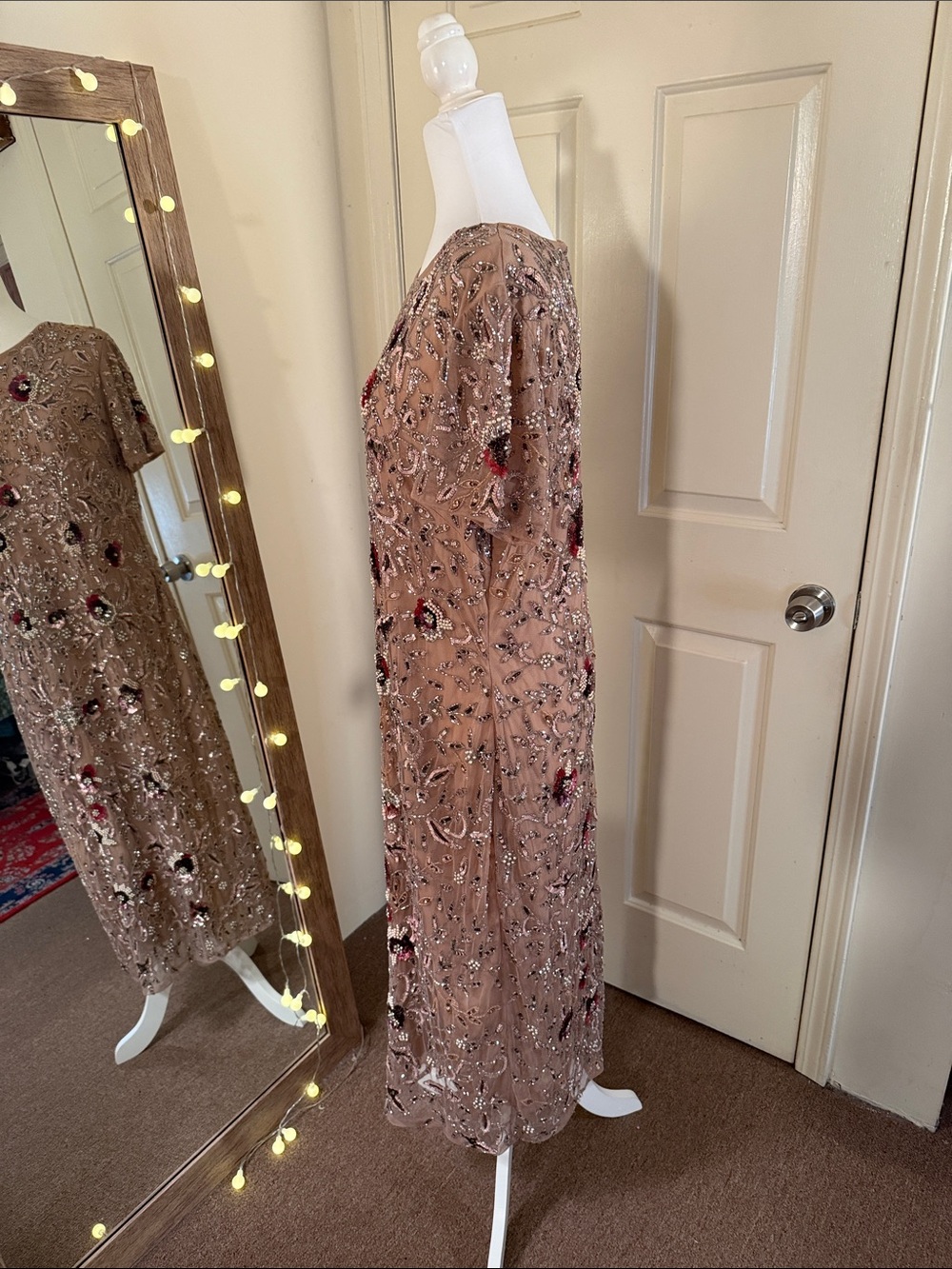 MAC DUGGAL
Beige Floral Embellished Short Sleeve Midi Dress - Picture 10 of 16
